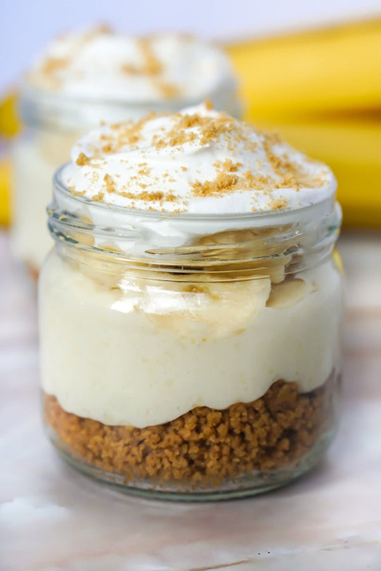 Banana Cream Pie Single Serving from Crimson tavernorlando x Alyssa Marie. Photo shows a jar with layers of graham crumbs, vanilla pudding, banana, and Cool Whip.